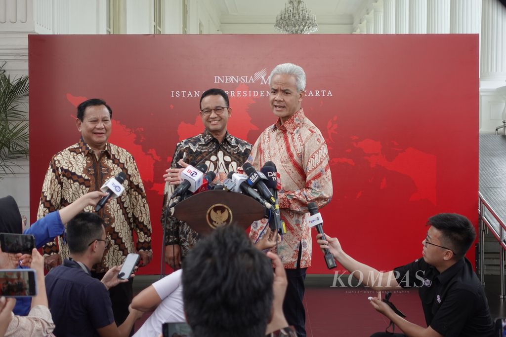 Tiga calon presiden yang akan maju di Pemilihan Presiden 2024, Prabowo Subianto, Anies Baswedan, dan Ganjar Pranowo (dari kiri ke kanan), saat memberikan keterangan kepada awak media di Kompleks Istana Kepresidenan Jakarta, Senin (30/10/2023).