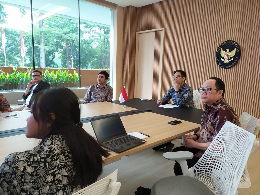 Menteri Kesehatan Budi Gunadi Sadikin (dua dari kanan) merespons liputan investigasi harian <i>Kompas </i>tentang antibiotik pada manusia di Jakarta, Selasa (2/4/2024). 