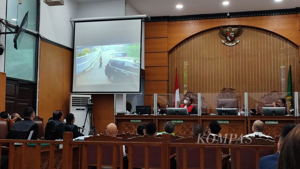 Video kedatangan Putri Candrawathi dan Ferdy Sambo ke rumah dinasnya di Kompleks Polri Duren Tiga menjelang penembakan terhadap Nofriansyah Yosua Hutabarat ditayangkan dalam persidangan di Pengadilan Negeri Jakarta Selatan, Jakarta, Senin (28/11/2022).