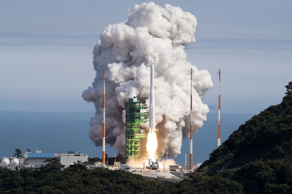 Roket Nuri, roket luar angkasa produksi dalam negeri Korea Selatan, lepas landas dari Pusat Antariksa Naro, di Goheung, Selasa (21/6/2022). Roket berhasil mencapai orbit dan menempatkan satelit.