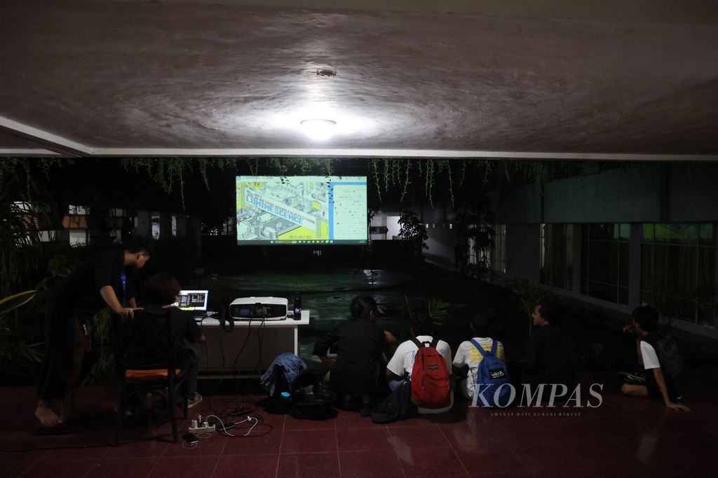 Penggemar film mendatangi acara pemutaran film layar komunitas dalam acara Jogja-Netpac Asian Film Festival (JAFF) di Gedung LPP Yogyakarta, Yogyakarta, Selasa (28/11/2023). JAFF edisi ke-18 mengusung tema <i>Luminescence </i>dan berlangsung hingga 2 Desember 2023.