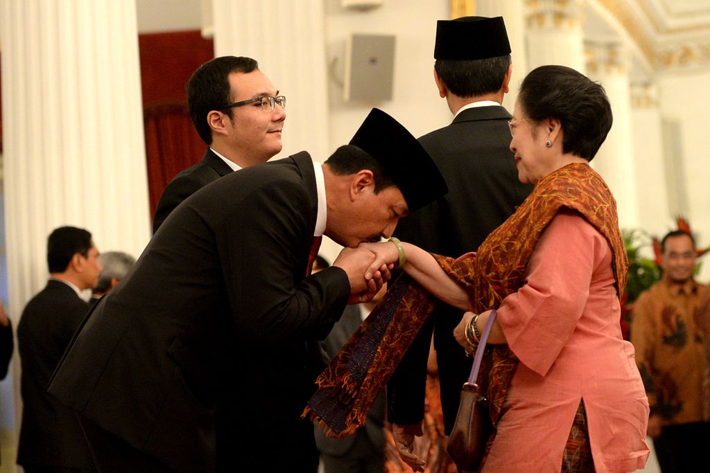 Kepala BIN Budi Gunawan menerima ucapan selamat dari Presiden RI ke-5 Megawati Soekarnoputri usai pelantikan oleh Presiden Joko Widodo di Istana Negara, Jakarta, Jumat (9/9).