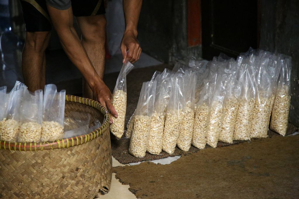 Rohim, perajin tempe, mengemas kedelai impor untuk dibuat tempe di sentra indutri tempe di kawasan Kebayoran Lama, Jakarta Selatan, Sabtu (4/9/2021). Ia mengakui terjadi penurunan produksi tempe dari sebelumnya 2 kuintal per hari menjadi 175 kilogram per hari.