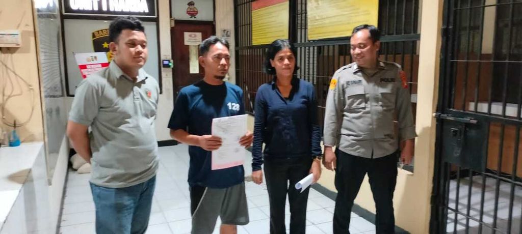 MA (45), guru honorer (kedua dari kiri) ditetapkan sebagai tersangka atas kasus pencabulan tujuh murid di SD negeri di Kecamatan Duren Sawit, Jakarta Timur, Jumat (10/2/2023).
