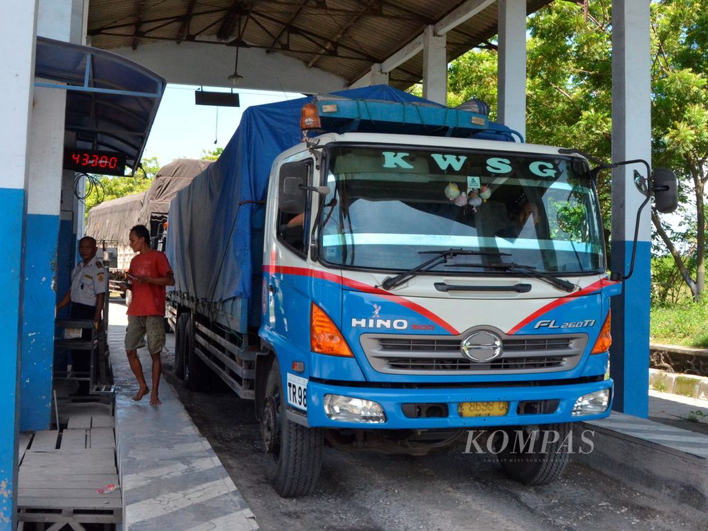 Petugas Jembatan Timbang di Jalan Pantai Utara Desa Temperak, Kecamatan Sarang, Kabupaten Rembang, Jawa Tengah, memeriksa muatan truk barang, beberapa waktu lalu.