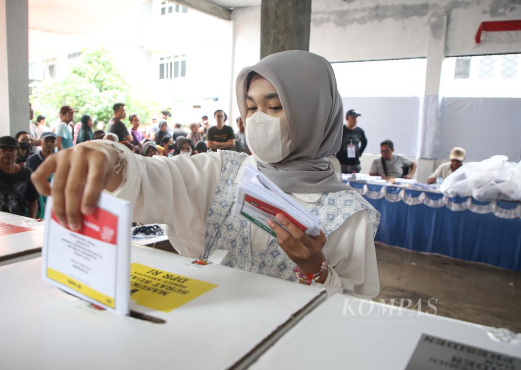 Meskipun banjir, Najwa tetap menyalurkan suaranya pada Pemilu 2024 di TPS 20, Larangan, Kota Tangerang, Banten, Rabu (14/2/2024). Najwa adalah pemilih pemula pada Pemilu 2024.