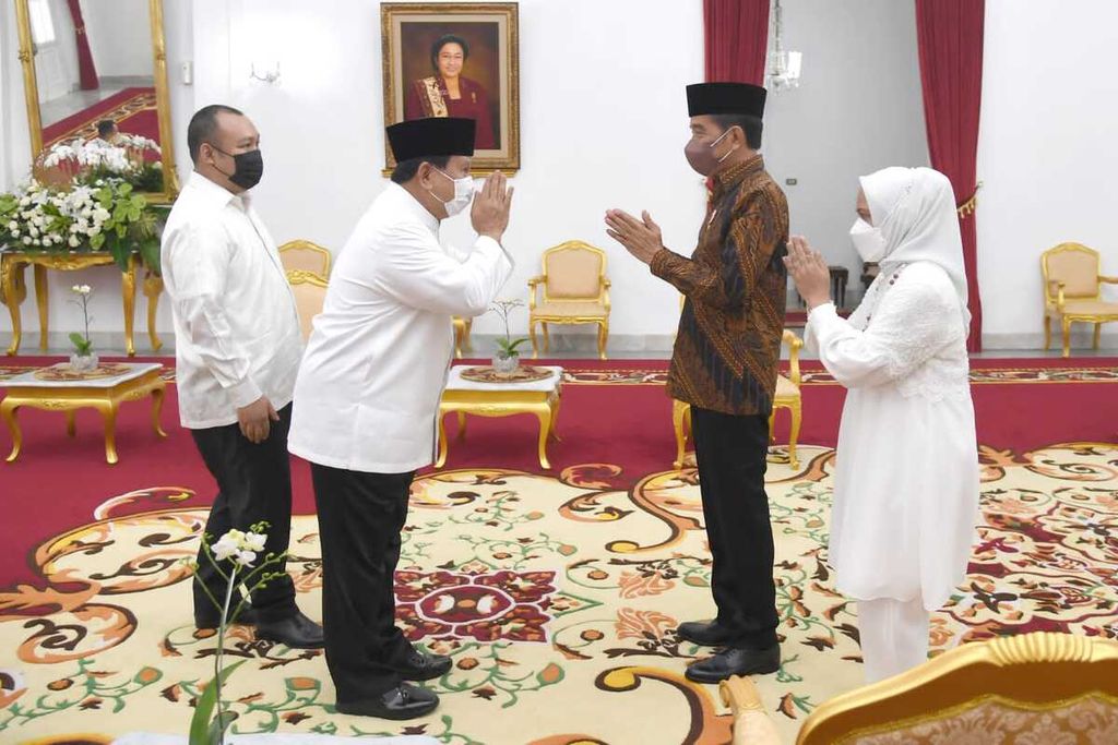 Presiden Joko Widodo (kanan) dan Menteri Pertahanan Prabowo Subianto (kiri) saat saling bersilaturahmi di Gedung Agung Yogyakarta, DIY, Senin (2/5/2022). Pertemuan keduanya disebut hanya membahas hal-hal ringan.