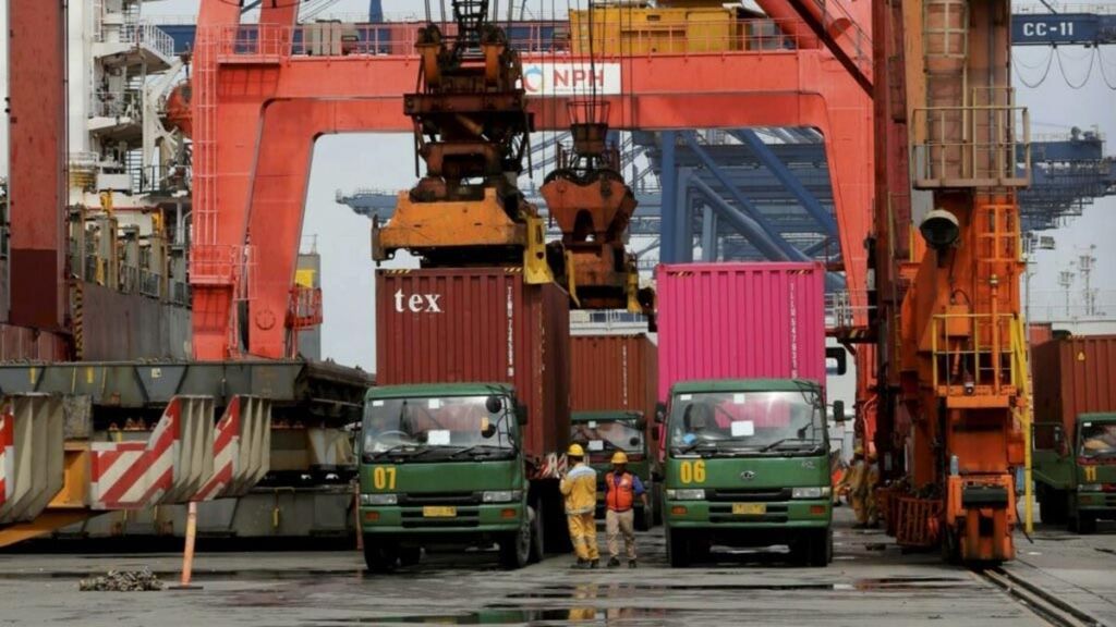 Aktivitas bongkar muat kontainer di Terminal operasi 3, Pelabuhan Tanjung Priok, Jakarta, Kamis (20/2/2020). Badan Pusat Statistik mencatat nilai ekspor dan impor non migas ke dan dari China mengalami penurunan pada Januari 2020.  