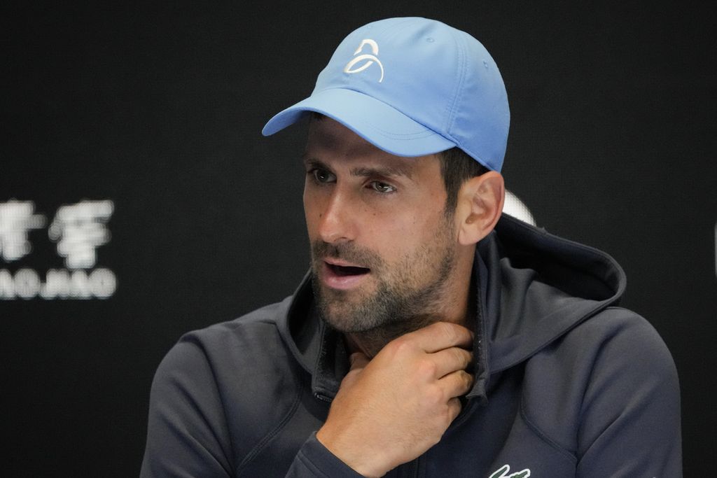 Petenis Serbia, Novak Djokovic, menjawab pertanyaan wartawan pada konferensi pers di Melbourne Park, 14 Januari 2023, jelang berlangsungnya turnamen tenis Grand Slam Australia Terbuka. 