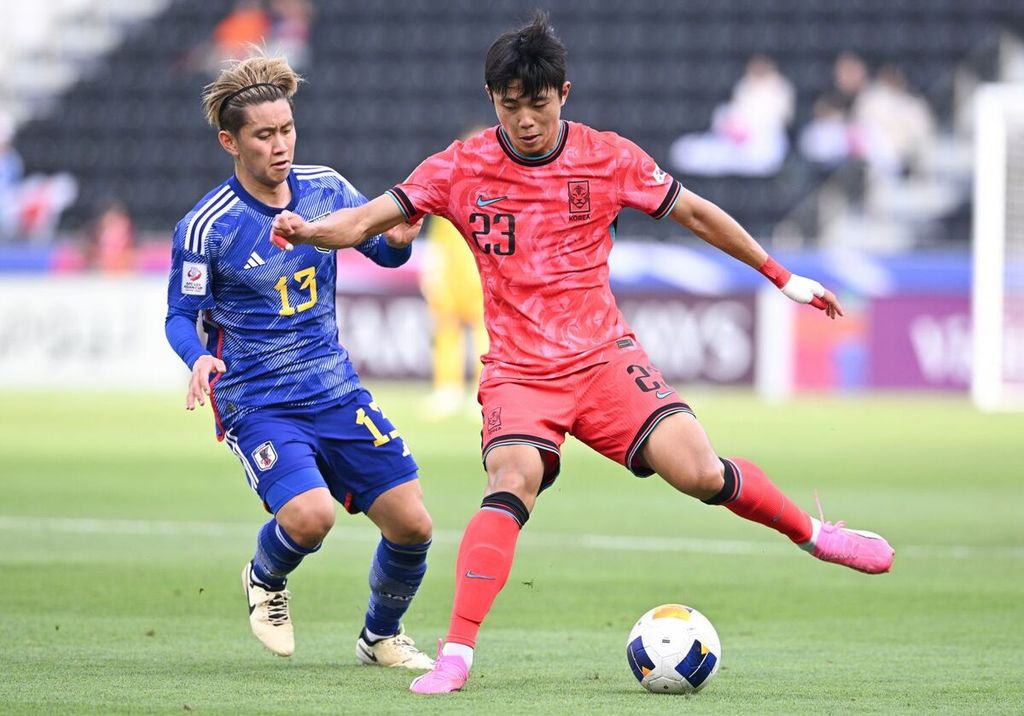Gelandang Korea Selatan, Kim Dong-jin, menguasai bola untuk melepaskan diri dari kawalan penyerang Jepang, Ryotaro Araki, pada laga pamungkas Grup B Piala Asia U-23 2024 di Stadion Jassim bin Hamad, Al Rayyan, Qatar, Senin (22/4/2024). Korsel menang 1-0 untuk menyegel posisi puncak grup.