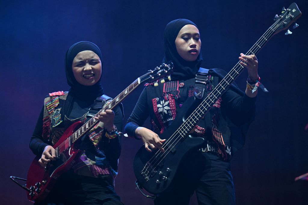 Penampilan Firda Marsya Kurnia (kiri) dan Widi Rahmawati dari band rock Indonesia, Voice of Baceprot (VOB), tampil di panggung Woodsies pada hari ketiga festival Glastonbury di Worthy Farm di desa Pilton, Somerset, barat daya Inggris, Jumat (28/6/2024). 