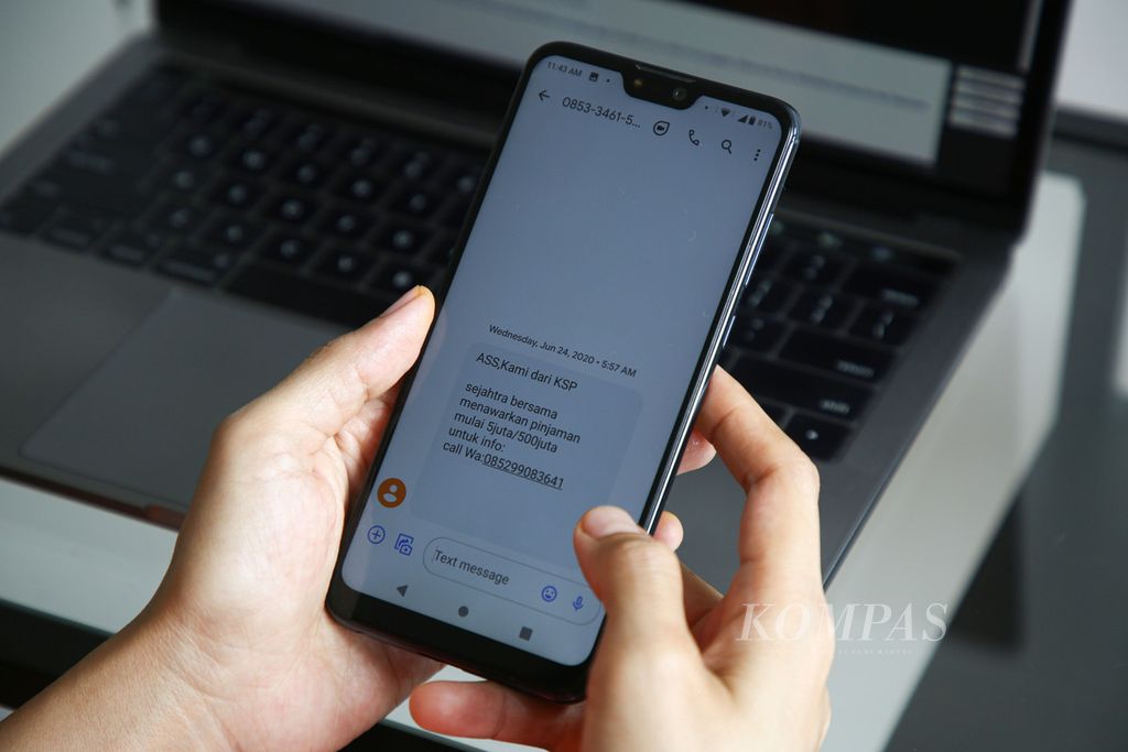 Warga memperlihatkan pesan yang menawarkan pinjaman daring di Tangerang, Banten, September 2021.