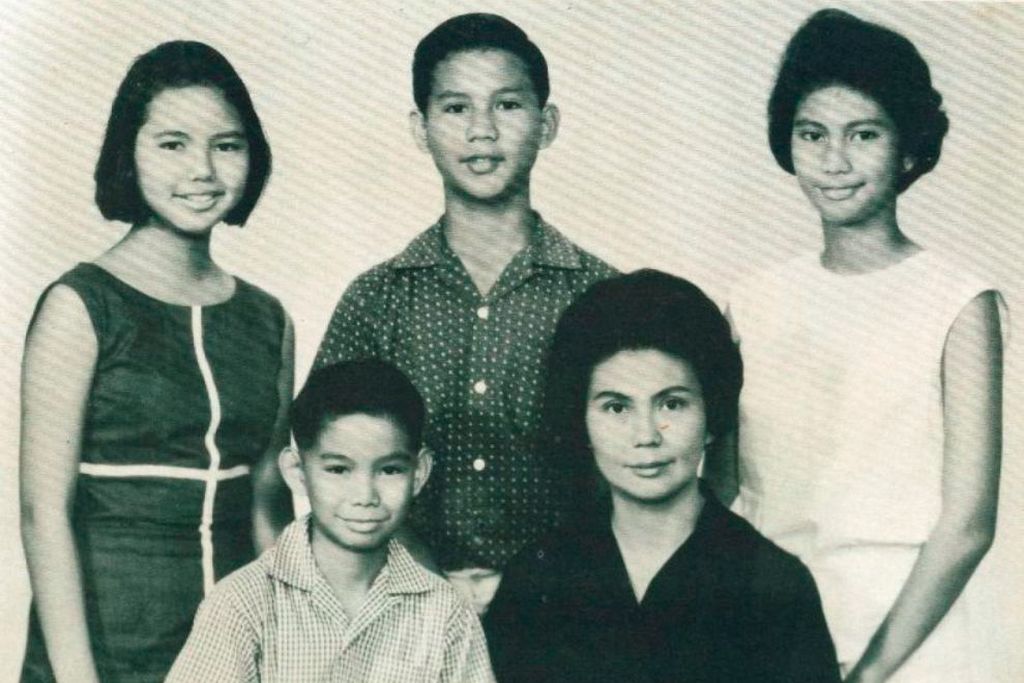 Prabowo Subianto (tengah atas) bersama saudara-saudara dan ibundanya, Dora Sigar, tahun 1963. 