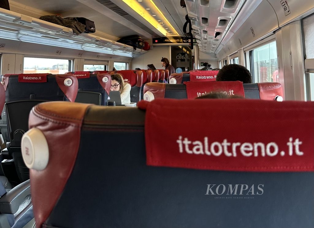 Suasana di dalam kabin kelas bisnis kereta api cepat Italo yang melaju antara Milan dan Turin, Italia, Kamis (2/3/2023). KA cepat Italo dapat melaju dengan kecepatan maksimal 300 km/jam sehingga rute Milan-Turin (126 km) ditempuh kurang dari satu jam. 
