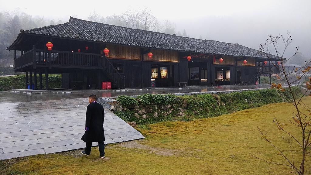 Rumah tradisional etnis minoritas Tujia di Lembah Hetian, Kota Zhangjiajie, Provinsi Hunan, China, Kamis (16/11).