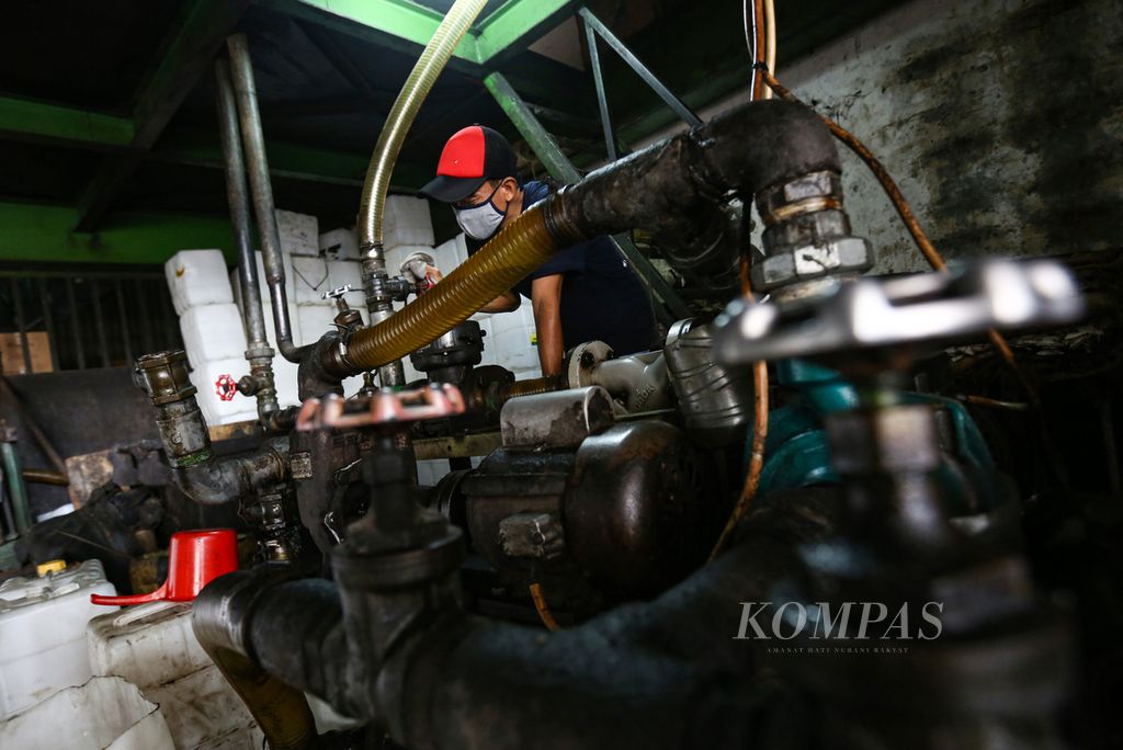 Aktivitas pekerja di agen minyak goreng curah di kawasan Cipete Utara, Jakarta Selatan, Senin (29/11/2021). 