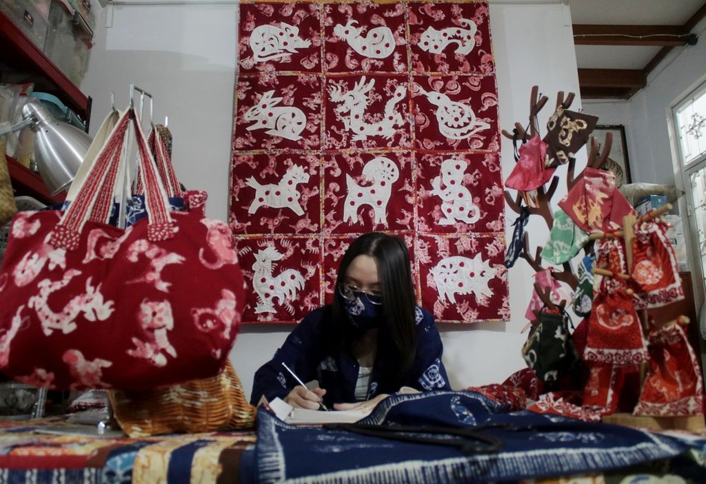 Batik shio koleksi desainer batik shio Lusiana Limono (42) di Kota Malang, Jawa Timur, Jumat (5/2/2021).