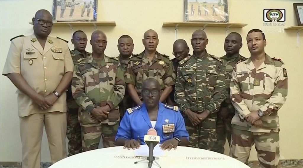 Foto tangkapan layar rekaman video milik ORTN memperlihatkan Kolonel Amadou Abdramane (tengah, duduk) memberikan peryataan mengenai pengambilalihan kekuasaan pemerintah dari tangan Presiden Mohamed Bazoum oleh militer di Niamey, Niger, Rabu (26/7/2023).