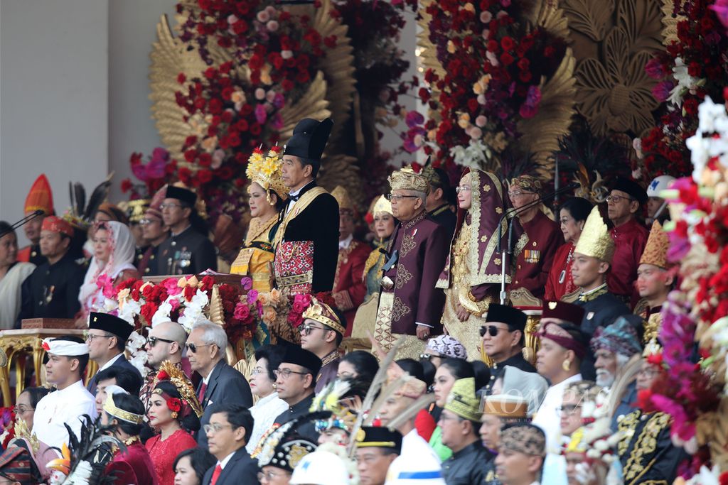 Presiden Joko Widodo bertepuk tangan mengapresiasi penampil yang ikut memeriahkan Upacara Peringatan Detik-Detik Proklamasi Kemerdekaan ke-78 Republik Indonesia di Istana Merdeka, Jakarta, Kamis (17/8/2023).
