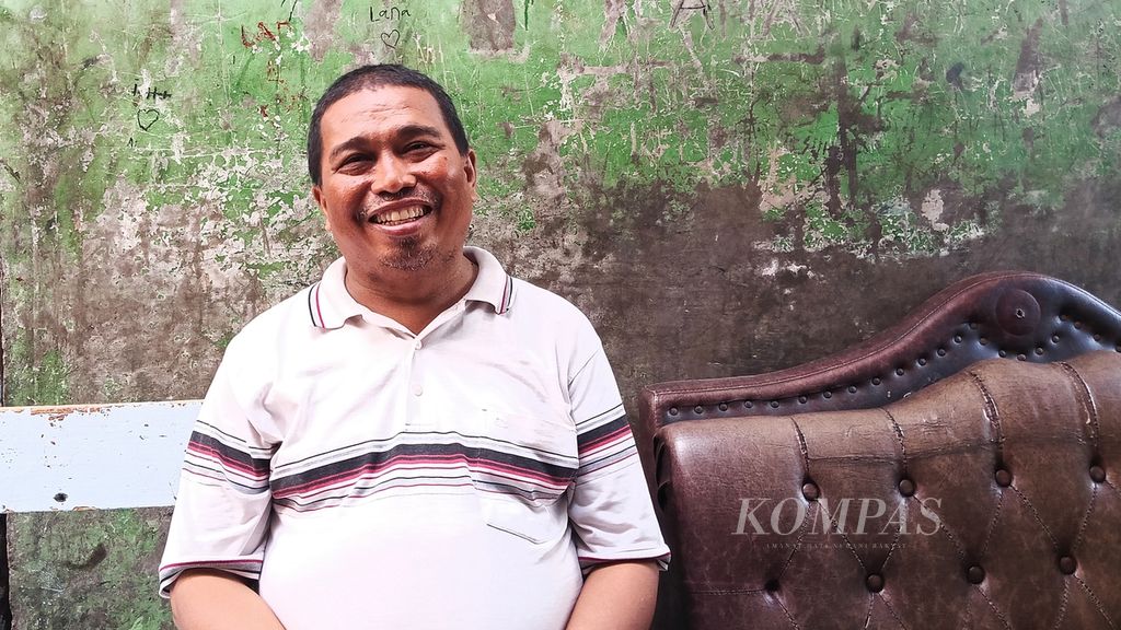 Hasanuddin (50) saat ditemui di rumahnya, Jumat (15/12/2023). Hasanuddin merupakan tetangga yang mengantar Usman dan Kurniawan ke rumah sakit setelah peristiwa di perempatan Gang 4/5, Jalan Muara Baru, Kelurahan Penjaringan, Jakarta Utara, Rabu (13/12/2023) sekitar pukul 14.00.