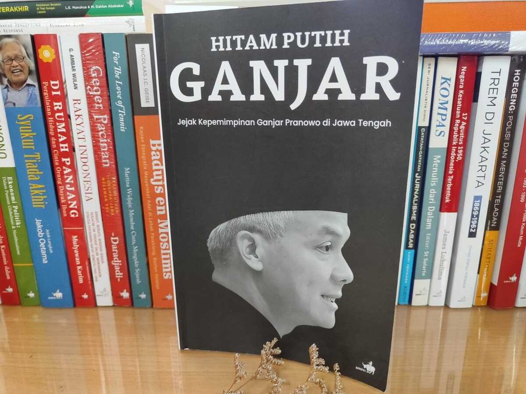 Halaman muka buku berjudul ”Hitam Putih Ganjar: Jejak Kepemimpinan Ganjar Prabowo di Jawa Tengah”.