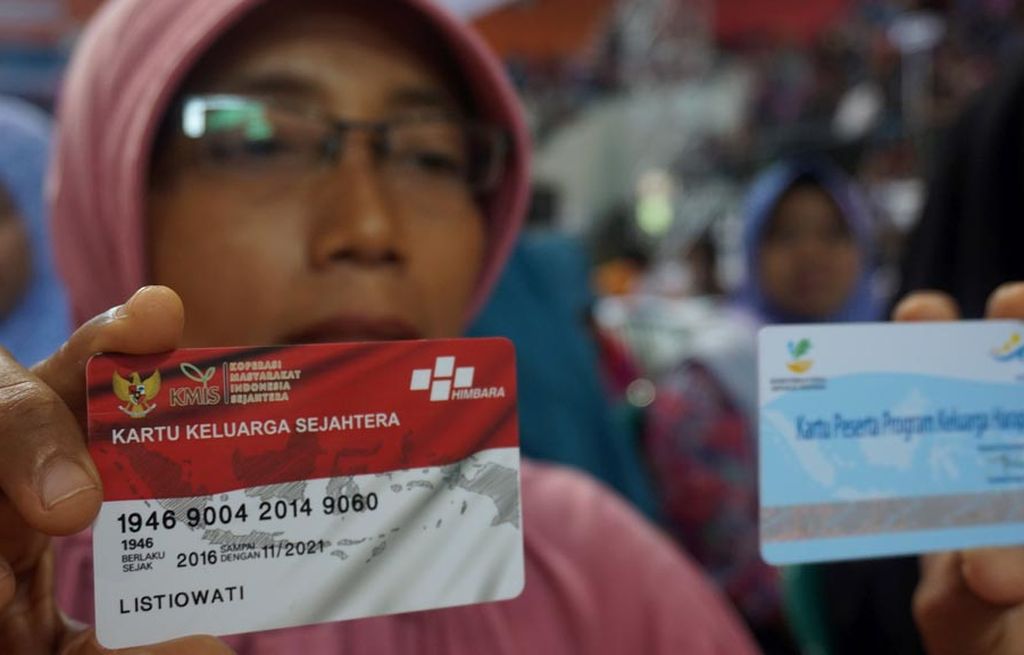 Listiowati   menunjukkan Kartu Keluarga Sejahtera, Minggu (12/2) di Surabaya, Jawa Timur. Kartu tersebut berfungsi sebagai media pemberian bantuan non tunai dalam bentuk simpanan kepada masyarakat miskin.