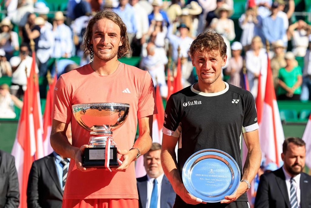 Greek tennis player Stefanos Tsitsipas and Norwegian tennis player Casper Ruud have lifted the trophy after competing in the final match of the ATP Masters 1000 Monte Carlo tennis tournament at Monte Carlo Country Club, Monaco, on Sunday (14/4/2024). Tsitsipas won against Ruud with a score of 6-1, 6-4.