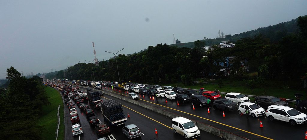 Padatnya kendaraan menuju arah Puncak (kanan) dan menuju arah Jakarta (kiri) di ruas Tol Jagorawi di Gadog, Kabupaten Bogor, Jawa Barat, Sabtu (31/10/2020). 