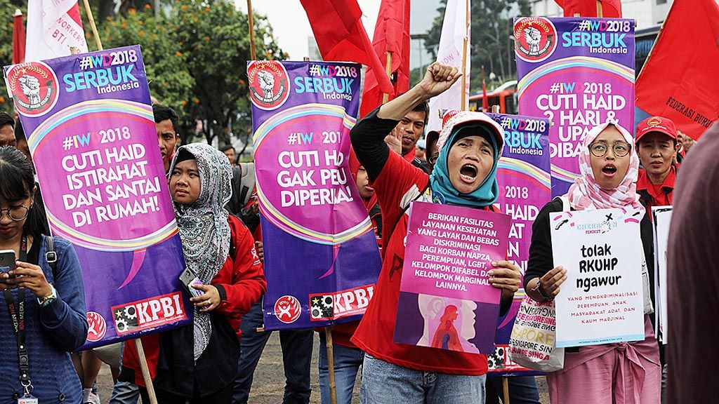 Sejumlah elemen masyarakat menggelar aksi unjuk rasa di depan Gedung DPR, Senayan, Jakarta, Kamis (8/3).