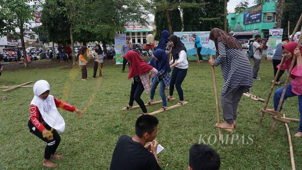 Anak-anak dan remaja mencoba aneka permainan tradisional di Alun-alun Purbalingga, Sabtu (19/5/2018).