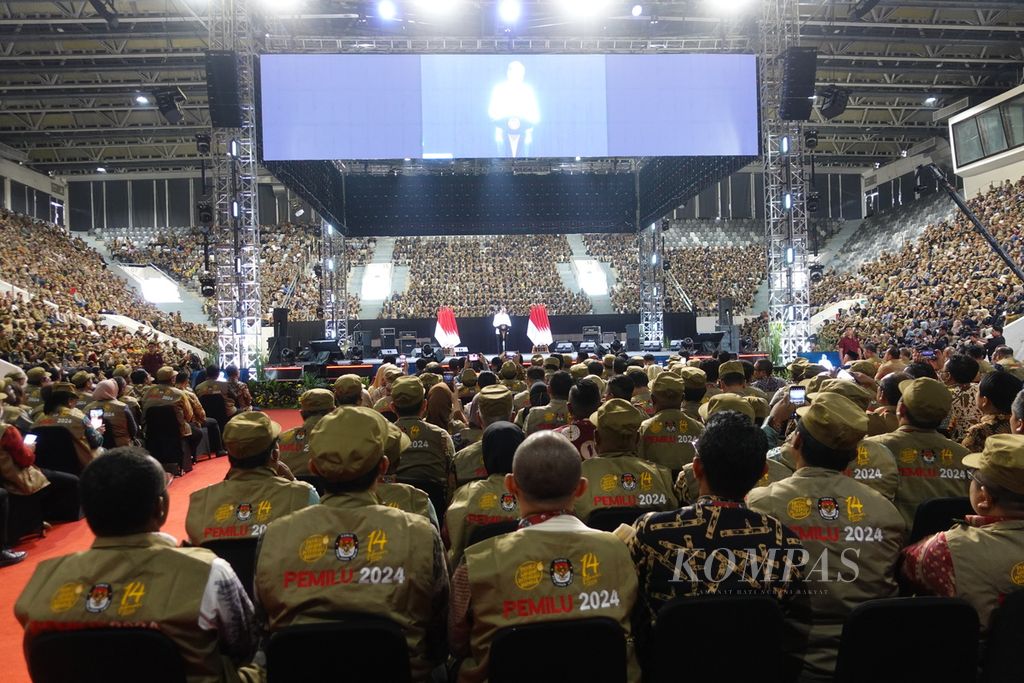 Presiden Joko Widodo saat memberikan pengarahan pada Rapat Konsolidasi Nasional Kesiapan Pemilu 2024 di Istora Senayan, Gelora Bung Karno, Jakarta, Sabtu (30/12/2023).