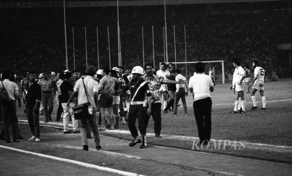 Keributan sempat terjadi dalam pertandingan persahabatan PSSI Melawan Santos di Stadion Utama Senayan yang berakhir 3-2 untuk kesebelasan tamu.