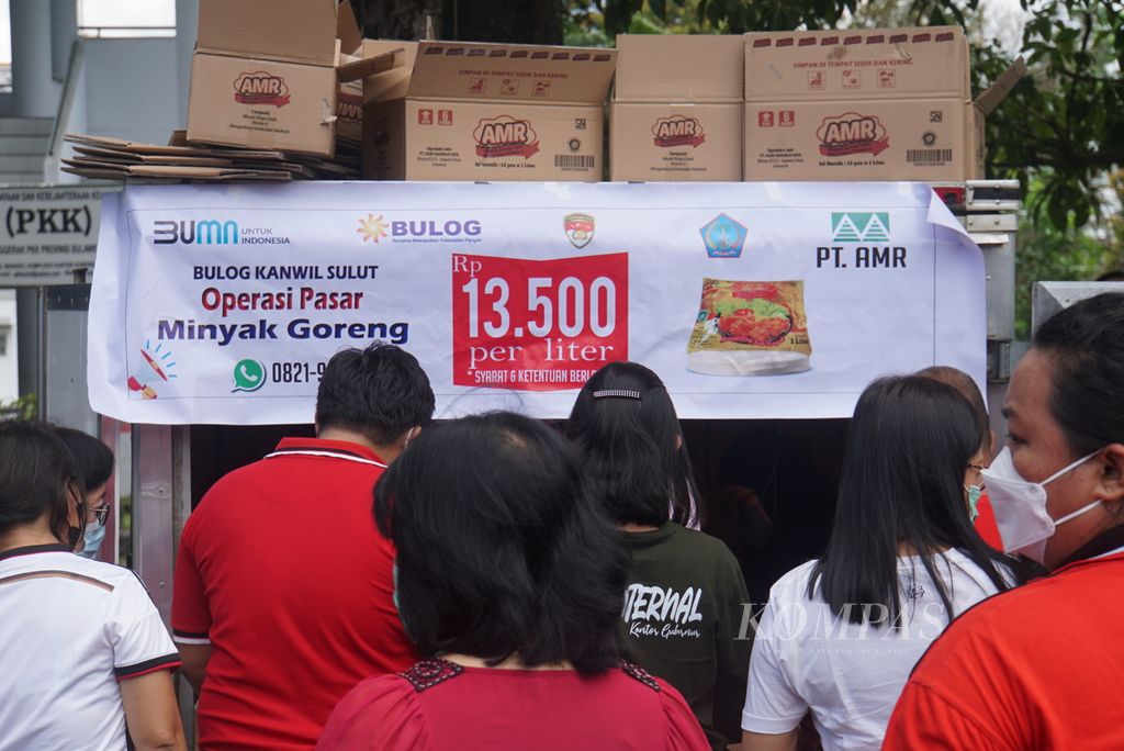 Minyak goreng kemasan sederhana seharga Rp 13.500 per liter dijual bagi pegawai Pemerintah Provinsi Sulawesi Utara di halaman belakang Kantor Gubernur Sulut di Manado, Jumat (11/3/2022). 