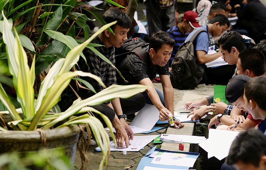 Sejumlah mahasiswa yang lulus melalui jalur Seleksi Bersama Masuk Perguruan Tinggi Negeri (SBMPTN) mengisi formulir dalam kegiatan lapor diri dan registrasi di Universitas Negeri Jakarta, Rawamangun, Jakarta, Rabu (12/7).