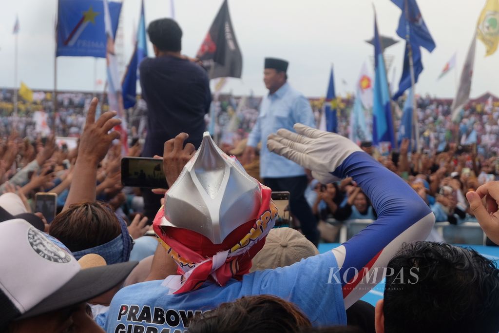 Para pendukung pasangan Prabowo-Gibran menghadiri kampanye akbar bertajuk Pesta Rakyat Wis Wayahe di Gelanggang Olahraga Delta Sidoarjo, Jawa Timur, Jumat (9/2/2024).