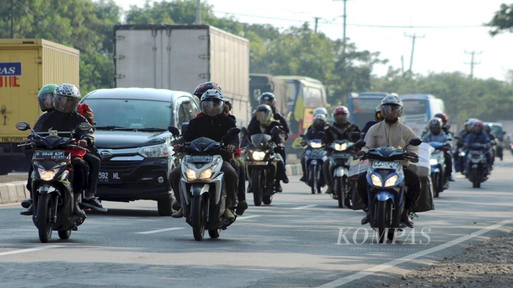 Pemudik melintas di jalan raya pantura di Astanamukti, Kabupaten Cirebon, Jawa Barat, Kamis (30/5/2019). 