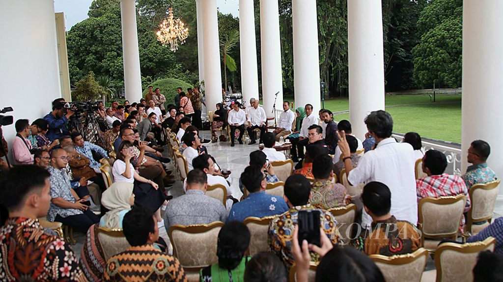 Presiden Joko Widodo mendengarkan pertanyaan dari seorang pedagang kopi dalam acara Ngopi Bareng Presiden (Minum Kopi Bersama Presiden) di teras belakang Istana Bogor, Jawa Barat, beberapa waktu lalu. Acara dihadiri oleh pemangku kepentingan kopi dari berbagai daerah. 
