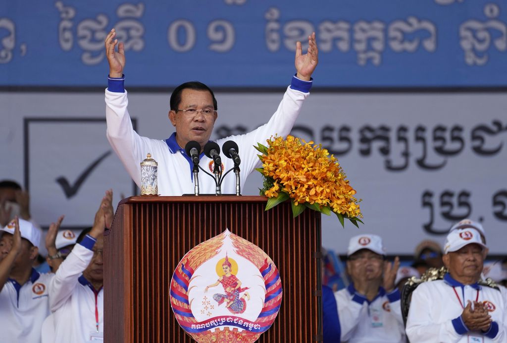 Perdana Menteri Kamboja Hun Sen (tengah), yang juga Presiden Partai Rakyat Kamboja, menyampaikan pidato selama kampanye pemilihan partainya di Phnom Penh, Kamboja, Sabtu, 1 Juli 2023. 