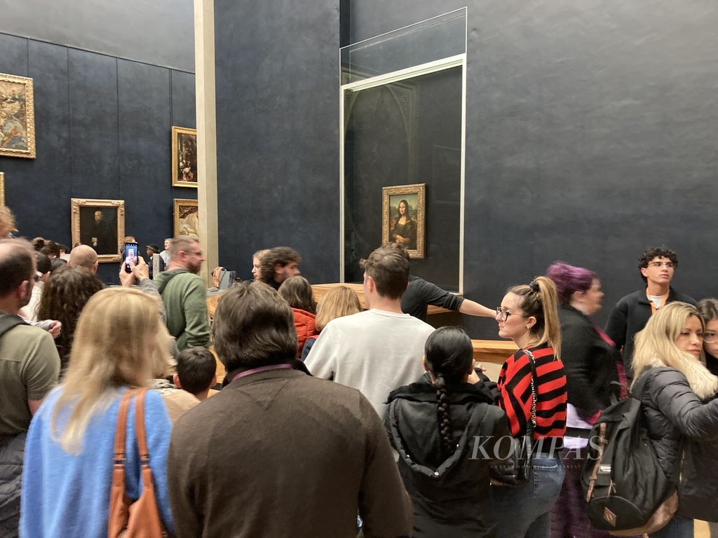 Antrean panjang pengunjung yang ingin melihat lukisan Monalisa dari dekat di Museum Louvre, Paris, Perancis, Kamis (23/2/2023) petang. 