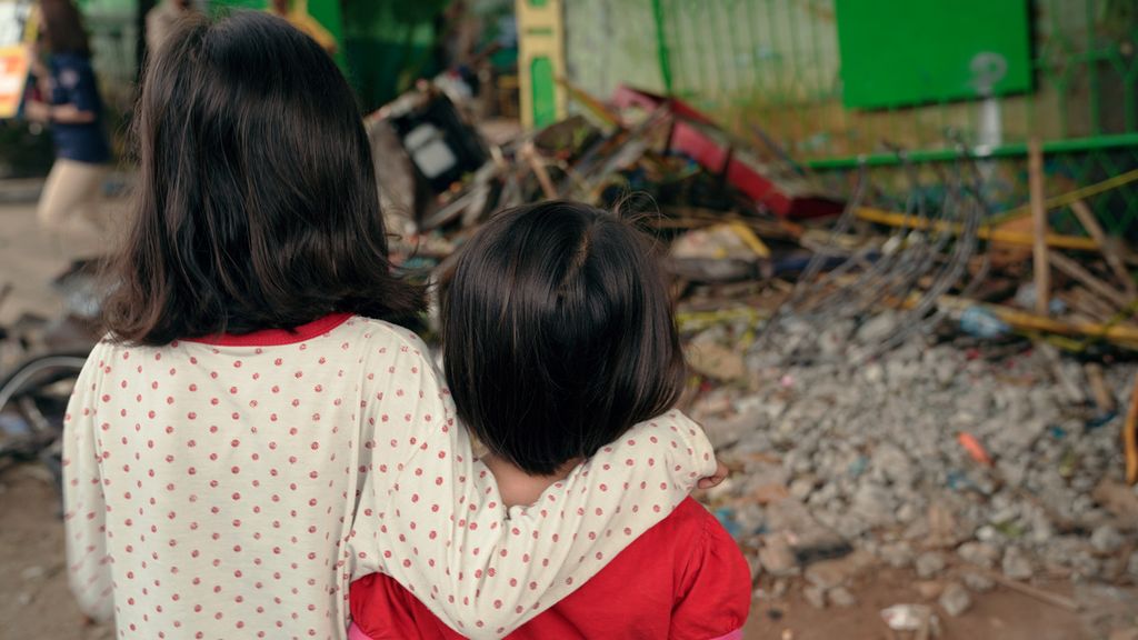Murid yang diliburkan melihat dari dekat lokasi kecelakaan di depan SDN Kota Baru III, Kecamatan Bekasi Barat, Kota Bekasi, Jawa Barat, Kamis (1/9/2022). Selama tiga hari sekolah tersebut libur sebagai ungkapan dukacita atas meninggalkan sejumlah muridnya dalam kecelakaan maut. Sebanyak 10 orang tewas dan 23 korban luka akibat kecelakaan maut truk pengangkut besi beton yang menabrak halte dan menara telekomunikasi di depan sekolah tersebut. 