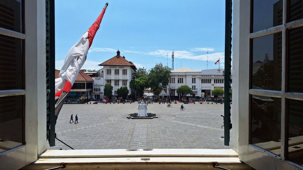 Suasana lapangan Fatahillah dari lantai dua Museum Sejarah Jakarta di Kota Tua, Jakarta Barat, Jumat (28/6/2024).