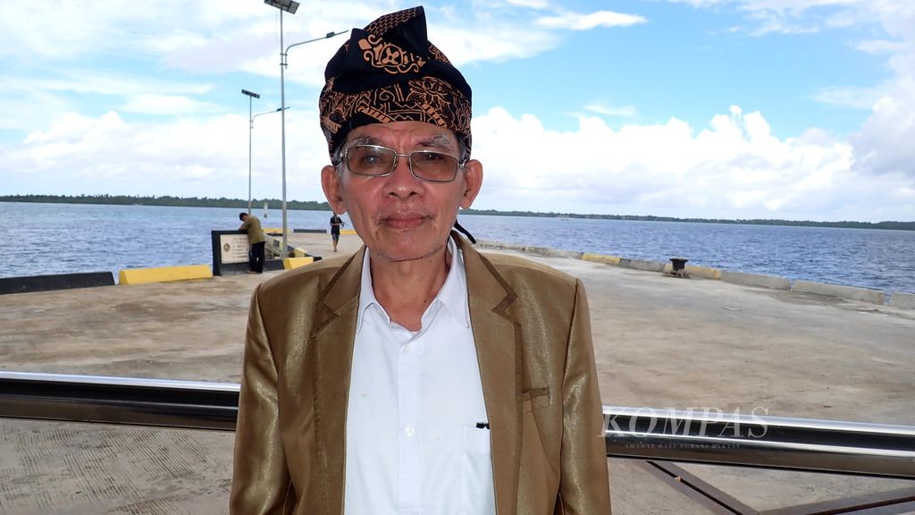 Presiden Kerukunan Keluarga Suku Bajau Indonesia Abdul Manan di Pelabuhan Panggulubelo di Pulau Wangi-Wangi, Kabupaten Wakatobi, Sulawesi Tenggara, Rabu (1/5/2024).