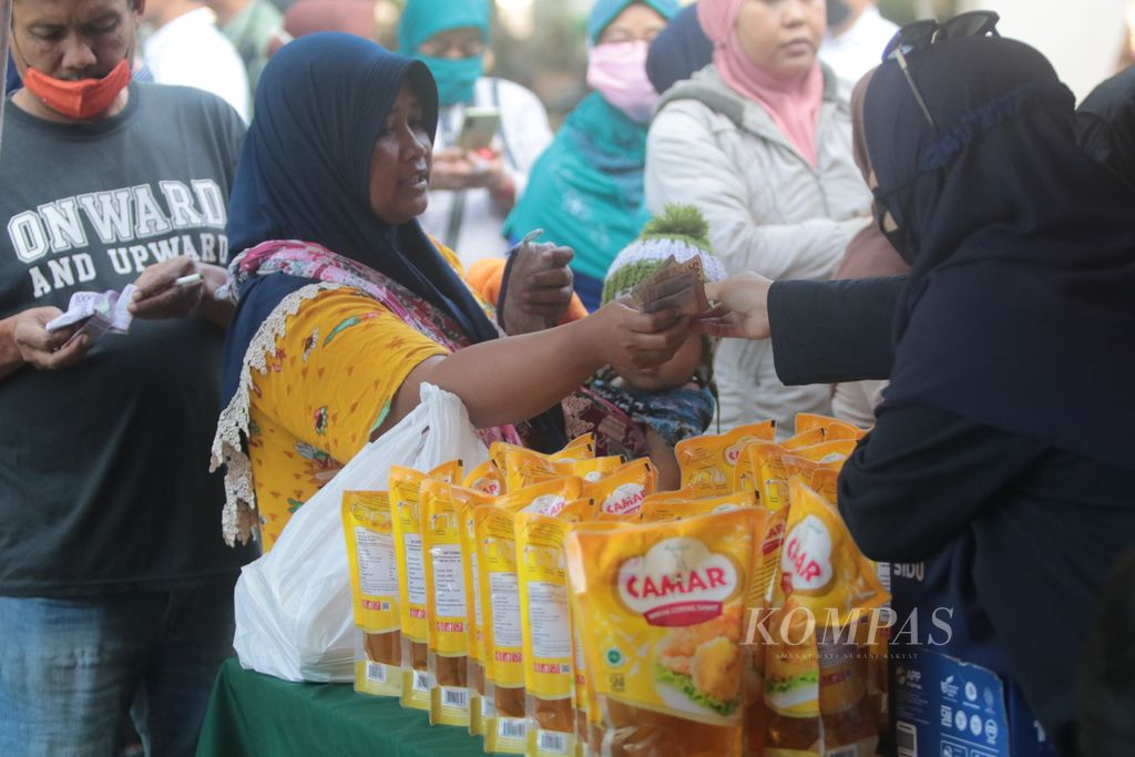 Warga membeli sembako murah dalam operasi pasar murah yang digelar Pemerintah Kota Malang bekerja sama dengan BUMN, Bank Indonesia, dan sejumlah institusi lain, Selasa (14/9/2022).