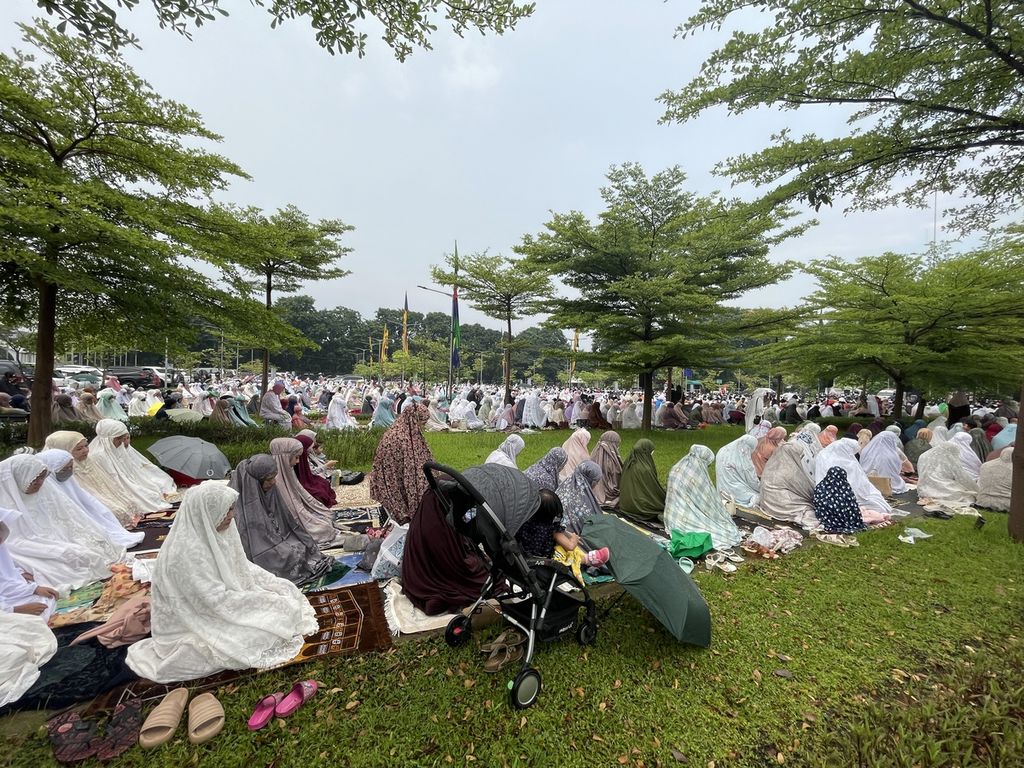 Warga Muhammadiyah memadati halaman Jakarta Equestrian Park, Pulomas, Jakarta Timur, untuk melaksanakan shalat Idul Fitri 1444 Hijriah, Jumat (21/4/2023).