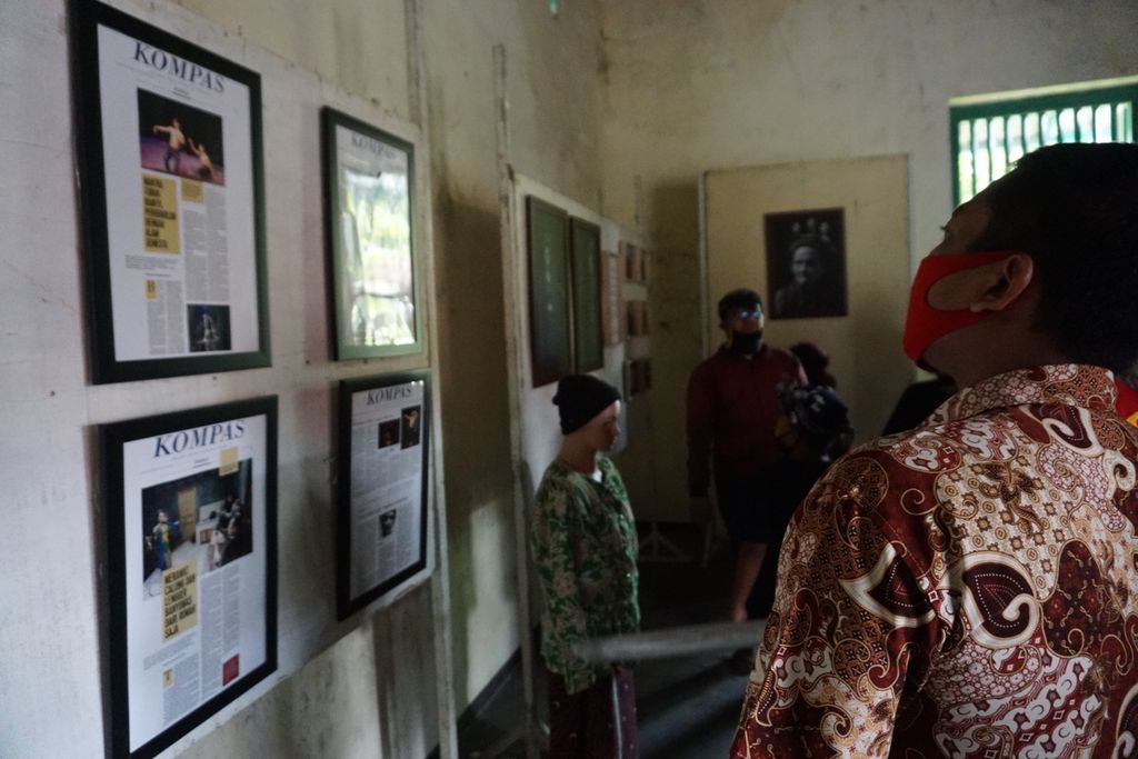 Ilustrasi. Pengunjung melihat arsip pemberitaan <i>Kompas</i> tentang seni-budaya Banyumas dan aneka koleksi tentang lengger di Rumah Lengger Banyumas, Jawa Tengah, Sabtu (17/10/2020).