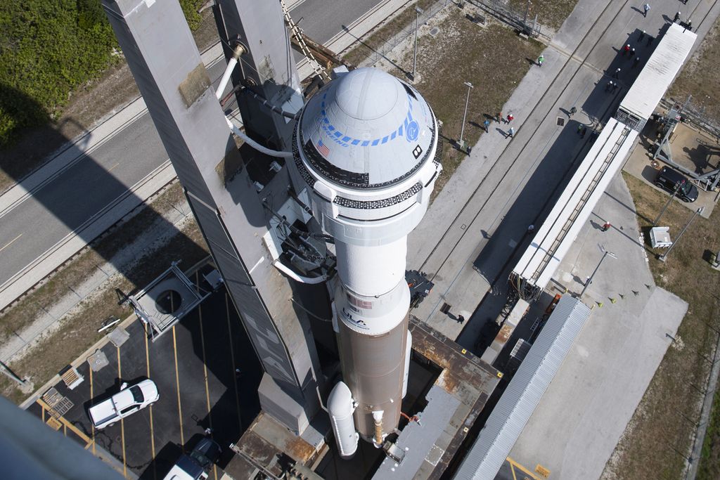 Pesawat luar angkasa CST-100 Starliner Boeing, yang menempel pada roket United Launch Alliance Atlas V, disiapkan di lokasi peluncuran di Kompleks Peluncuran Luar Angkasa 41 menjelang uji peluncuran ke orbit di Stasiun Angkatan Antariksa Cape Canaveral, Florida, AS, 18 Mei 2022. Roket Atlas V direncanakan akan digunakan untuk meluncurkan satelit mata-mata AS, Silent Baker.