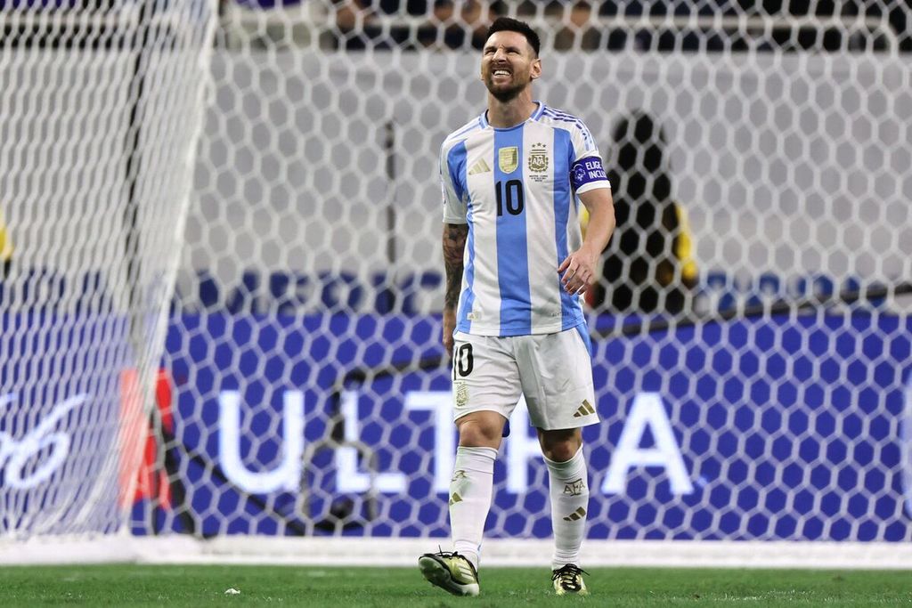 Ekspresi pemain Argentina Lionel Messi setelah gagal sebagai penendang pertama saat adu penalti dalam pertandingan perempat final Copa America 2024 antara Argentina dan Ekuador di Stadion NRG, Houston, Amerika Serikat, Jumat (5/7/2024) WIB.