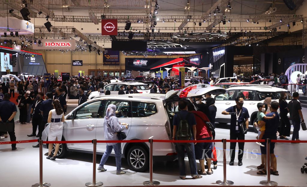Pengunjung melihat mobil yang dipamerkan pada hari terakhir pameran otomotif Gaikindo Indonesia International Auto Show (GIIAS) 2021 di ICE BSD, Tangerang, Banten, Minggu (21/11/2021). Sejumlah pabrikan memberikan tawaran menarik seperti potongan harga bagi masyarakat yang membeli mobil pada hari terakhir tersebut. 