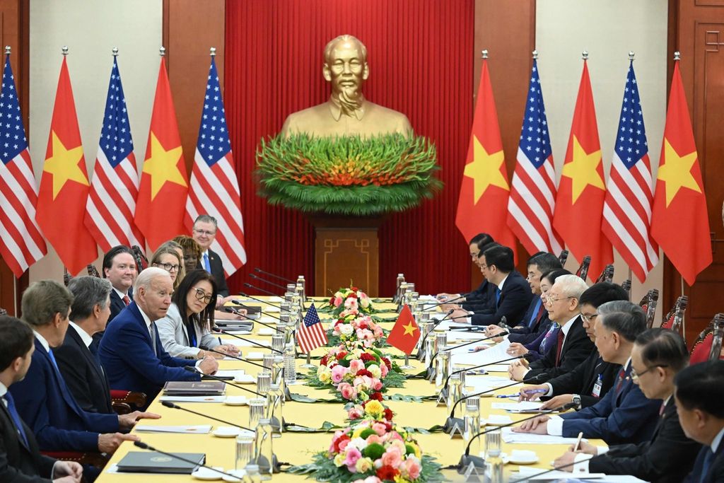Presiden AS Joe Biden (kelima dari kiri) dan Sekretaris Jenderal Partai Komunis Vietnam Nguyen Phu Trong (kelima dari kanan) menggelar pertemuan di Markas Besar Partai Komunis Vietnam di Hanoi, Vietnam, Minggu (10/9/2023). 