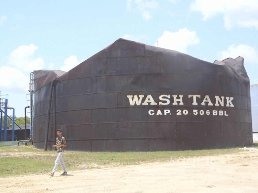 Wisatawan melihat wash tank di Kota Tarakan Kalimantan Utara, yang letaknya di dekat Stadion Datu Adil, awal April 2016. Dulu, wash tank berisi air untuk membersihkan minyak. Bangunan ini termasuk sasaran pemboman, saat Perang Dunia II, ditandai ada bagian yang ringsek di bagian atasnya.